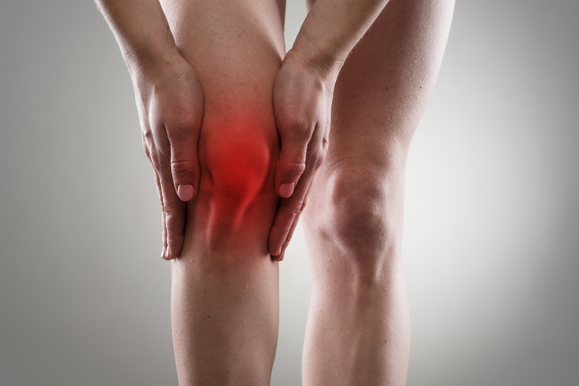 Artroza kolena povzroča bolečine, otekline in togost